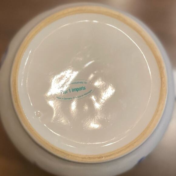 ⭐️ Pier 1 Imports Glass Kitchen Pitcher Sponge Print Rim White Blue Apples - Picture 11 of 12